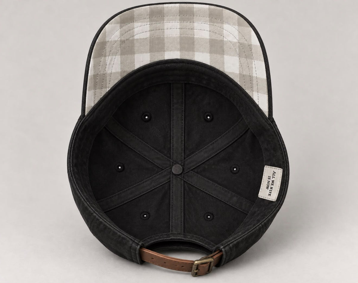 Interior de una gorra negra con correa ajustable
