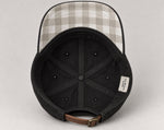 Interior de una gorra negra con correa ajustable